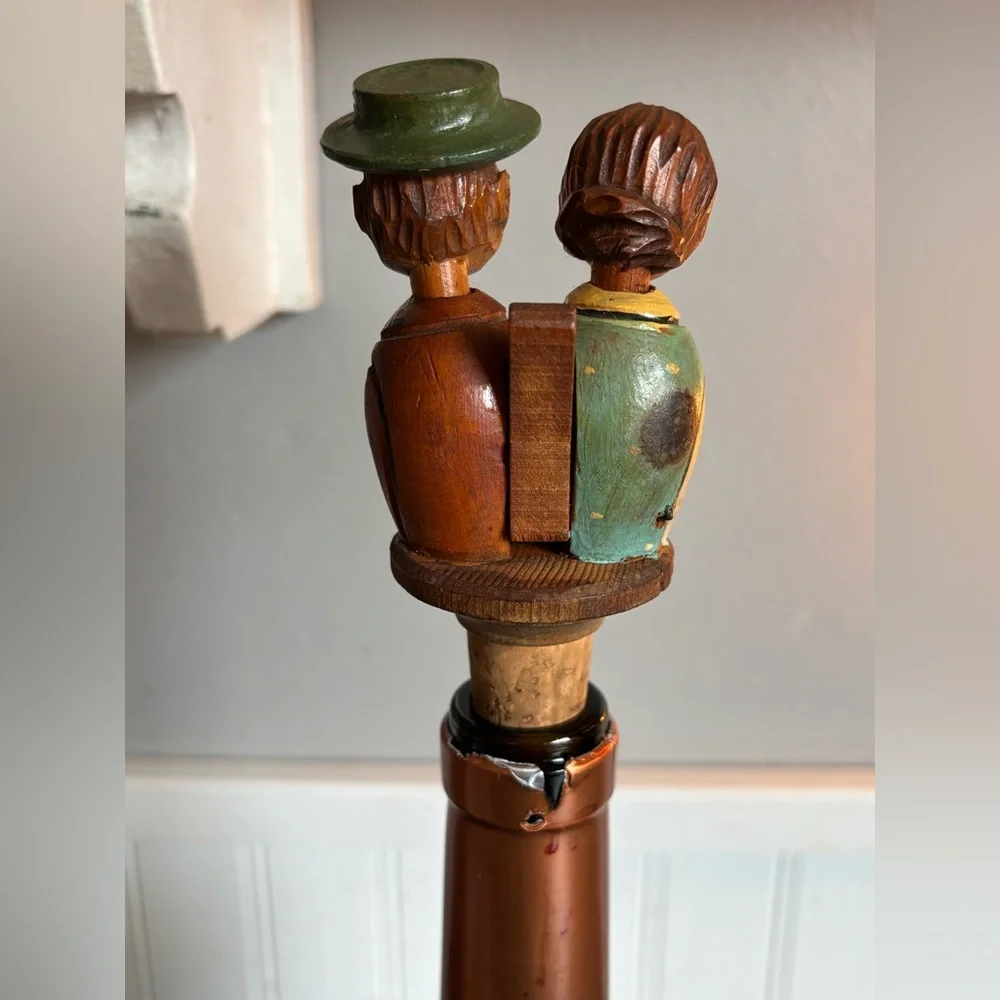 VINTAGE HAND-CARVED HAND-PAINTED KISSING COUPLE WINE BOTTLE CORK STOPPER